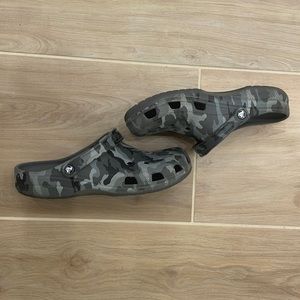 Crocs, gray camo